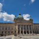 Platz vor dem BVG, Gebäude und blauer Himmel mit Wolken.