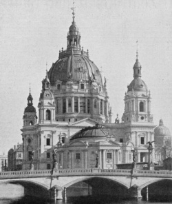 Außenansicht der halbrunden Denkmalskirche am Berliner Dom