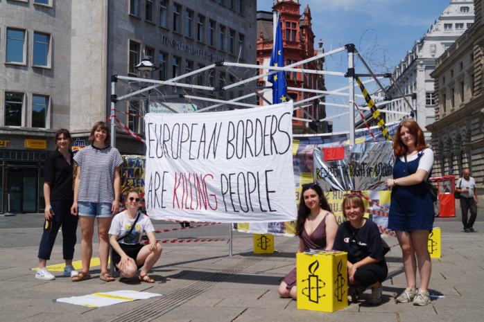 Die Amnesty Asylgruppe Leipzig will mit Passant*innen ins Gespräch kommen. Foto: Yaro Allisat