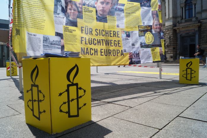 Die Amnesty Asylgruppe Leipzig will mit Passant*innen ins Gespräch kommen. Foto: Yaro Allisat