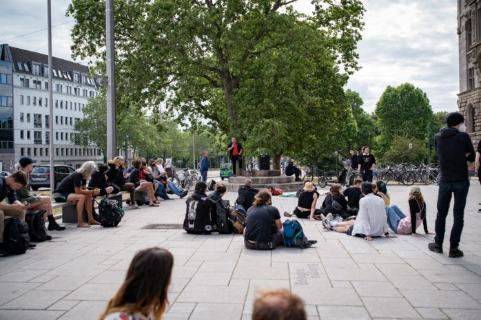 Kundgebung vor dem Neuem Rathaus zur Debatte über den 03.06 im Stadtrat. Foto: Ferdinand Uhl