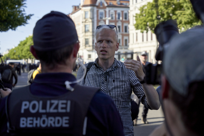 Jürgen Kasek redet mit Personen der Polizeibehörde und der Polizei.