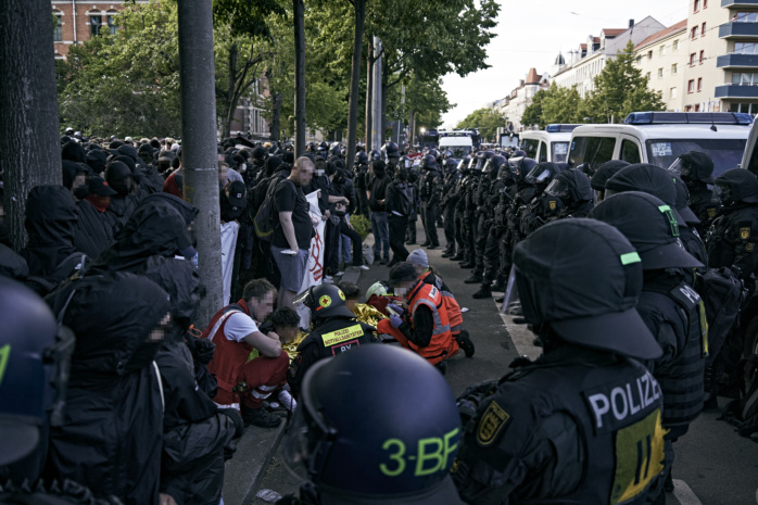 Demo-Sanitäter*innen behandeln Verletzte im Polizeikessel.