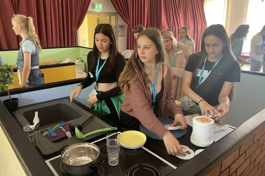 Diese Schülerinnen konnten ihre Wohnung der Zukunft gestalten und erfahren, wie es ist, wenn man für alles selbst verantwortlich ist. Foto: Landkreis Leipzig