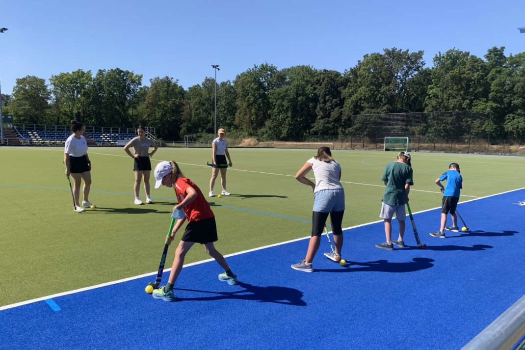Hockey ausprobieren während der SommerSportWoche. Foto: SSB Leipzig
