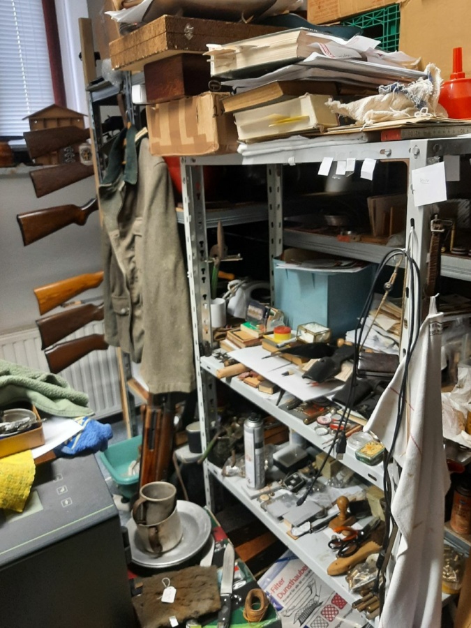 Die Polizei hat im vogtländischen Auerbach ein Lager mit Waffen und NS-Devotionalien entdeckt. Foto: Polizei Sachsen