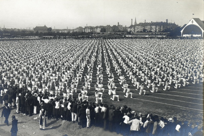 Massenübung beim 1. Arbeiter Turn- und Sportfest an der Reitzenhainer Straße, heutige Pragerstraße, Juli 1922 Quelle Stadtarchiv