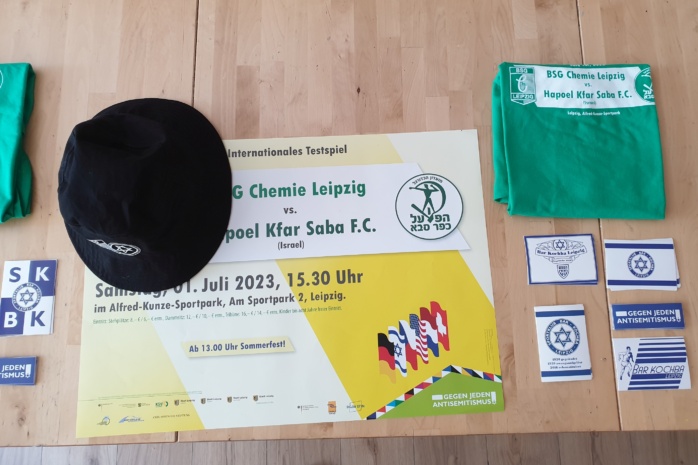 Spielplakat und Merchandise zum Fußballbegegnungsfest. Foto: Jan Kaefer