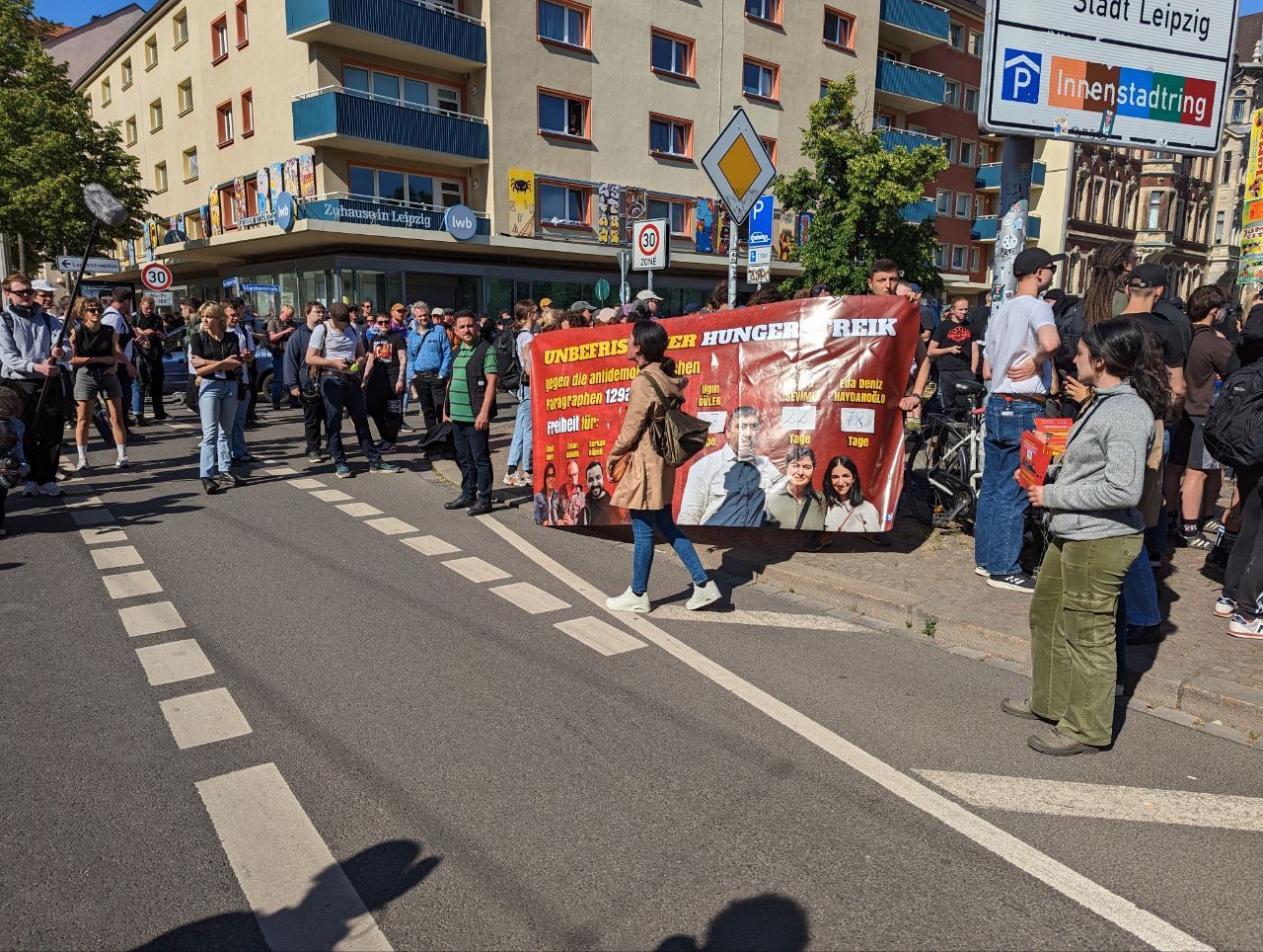 Menge auf Demo. Foto: LZ