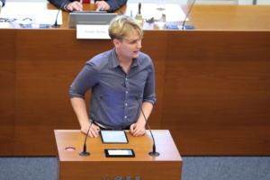 Oskar Teufert vom Jugendparlament Leipzig spricht im Stadtrat. Foto: Jan Kaefer