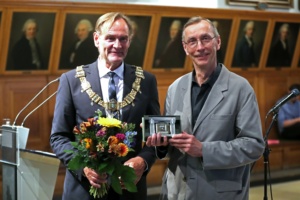 Burkhard Jung (Oberbürgermeister Leipzig) verleiht Prof. Svante Pääbo (Nobelpreisträger) die Ehrenmedaille der Stadt Leipzig. Foto: Jan Kaefer