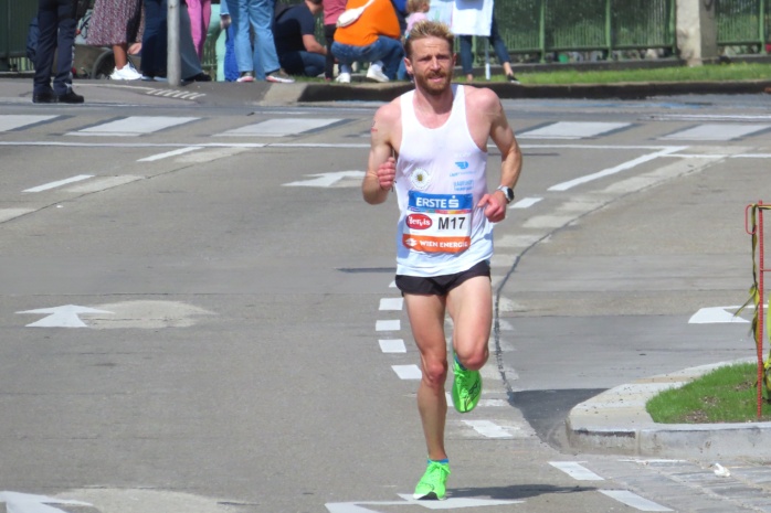 Marcus Schöfisch (Lauftraining.com) auf der Strecke des Wien Marathons 2023. Foto: privat