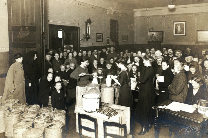 Winterhilfe-Speisung im Gemeindesaal der Petrikirche, um 1923. Quelle Stadtarchiv Leipzig