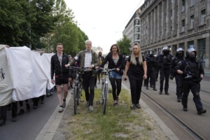 Die Politiker*innen Marco Böhme (Die Linke), Jürgen Kasek (Grüne), Juliane Nagel (Die Linke) und Irena Rudolph-Kokot (SPD) laufen bei der „Leipzig nimmt Platz“-Demo am 5. Juni 2023 nebeneinander.
