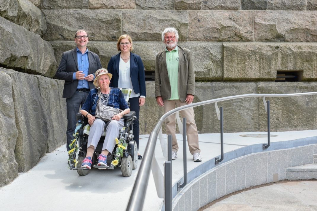 Dr. Anselm Hartinger (Geschäftsführer Stiftung Völkerschlachtdenkmal und Direktor Stadtgeschichtliches Museum Leipzig), Christel Lehmann, Dr. Skadi Jennicke (Bürgermeisterin und Beigeordnete für Kultur Bürgermeisterin und Beigeordnete für Kultur der Stadt Leipzig und sv. Vorstandsvorsitzende der Stiftung Völkerschlachtdenkmal), sowie Klaus-Michael Rohrwacher (Vorstand Förderverein Völkerschlachtdenkmal e.V.) weihen die neuen barrierefreien Zugänge am Völkerschlachtdenkmal Leipzig ein. Foto: Markus Scholz