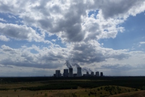 Kohlekraftwerk und Wolken am Himmel.