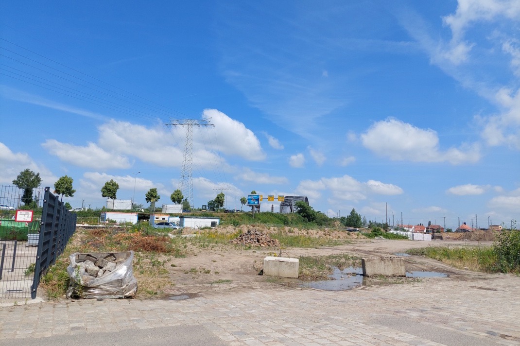 Brache an Brandenburger Straße unter blauem Himmel.