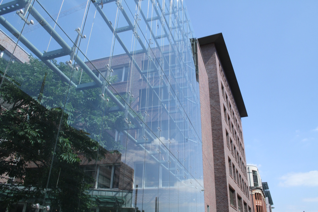 Große Glasfassade am Haus des Buches.