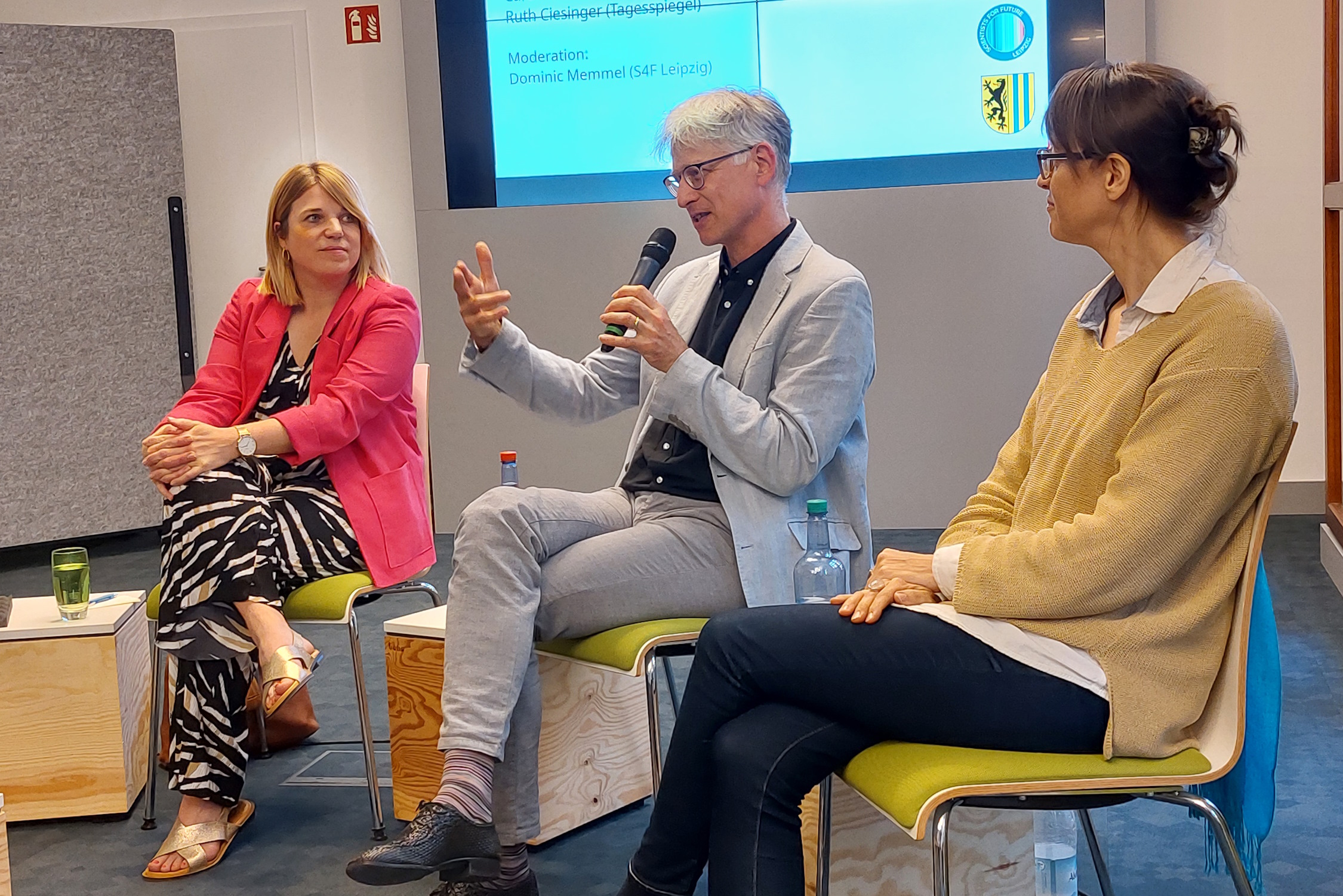 Hannah Suppa, Carel Mohn und Ruth Ciesinger in der Diskussion "Journalismus in Zeiten der Klimakrise". Foto: Sabine Eicker