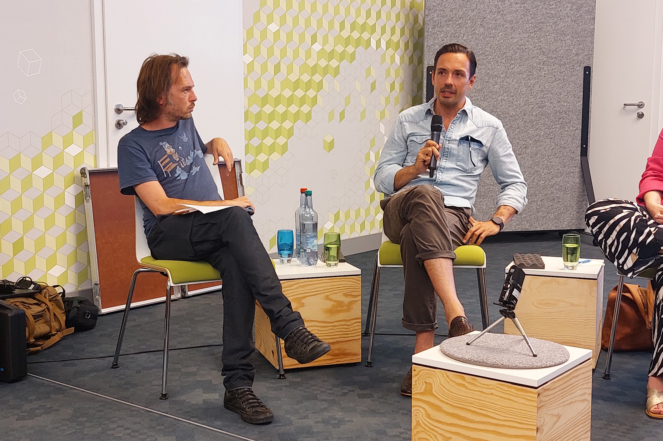 Moderator Dominik Memmel und Daniel Schlechter in der Diskussion "Journalismus in Zeiten der Klimakrise". Foto: Sabine Eicker
