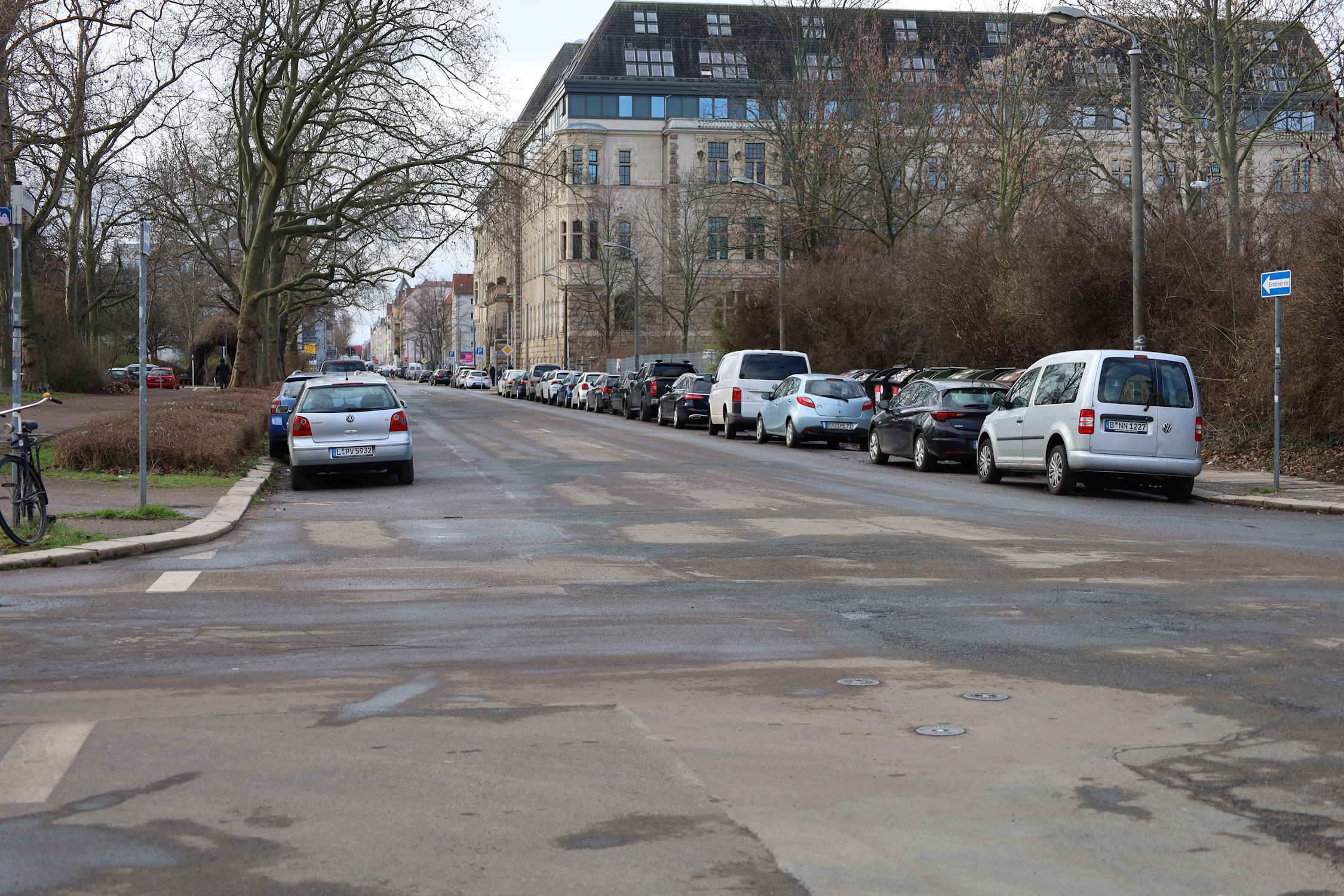 Bekommt man in der Bernhard-Göring-Straße einen Radweg Richtung Stadtzentrum unter? Foto: Ralf Julke