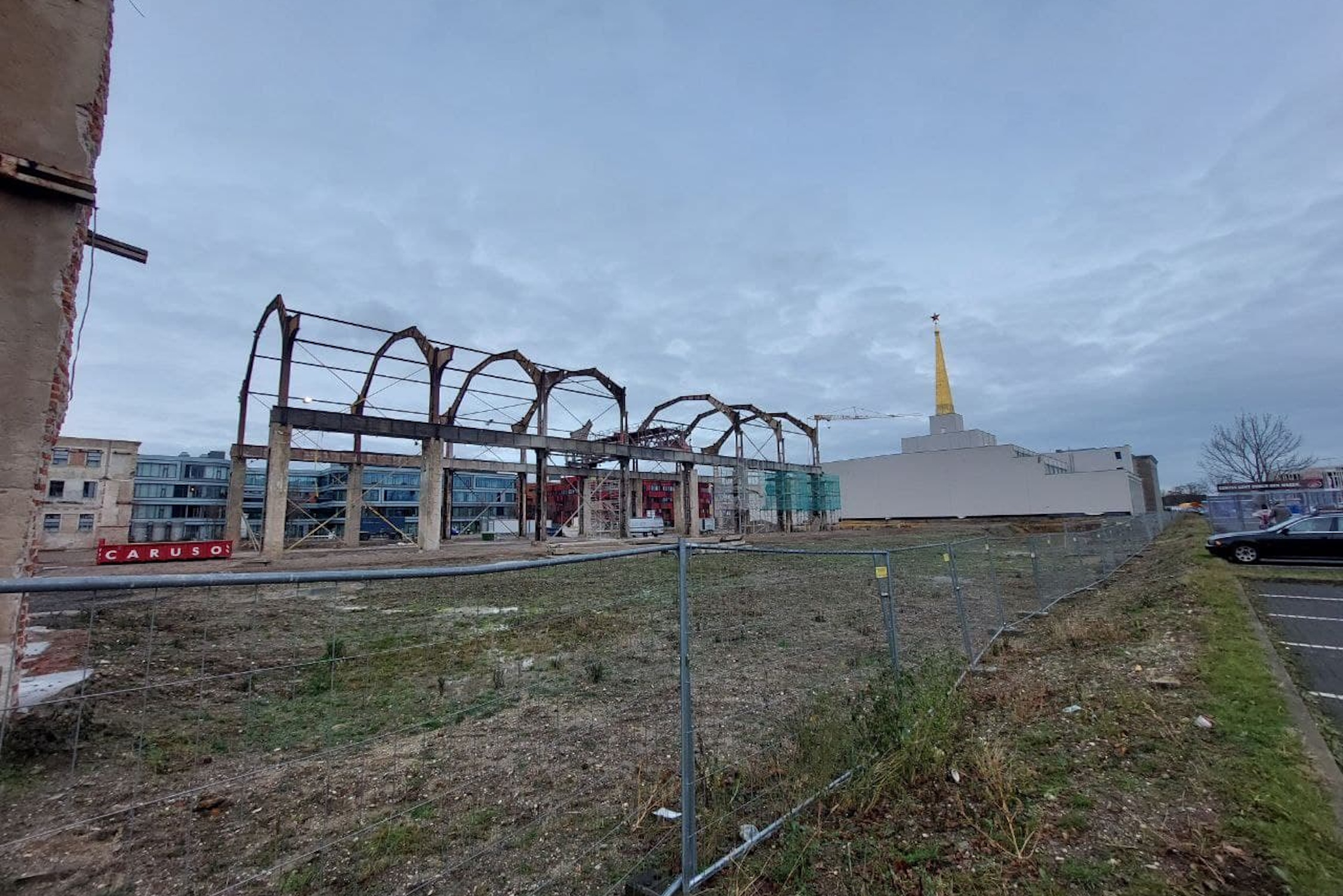 Viel Platz für neue Nutzungen in der einstigen Messehalle 12. Foto: Sabine Eicker