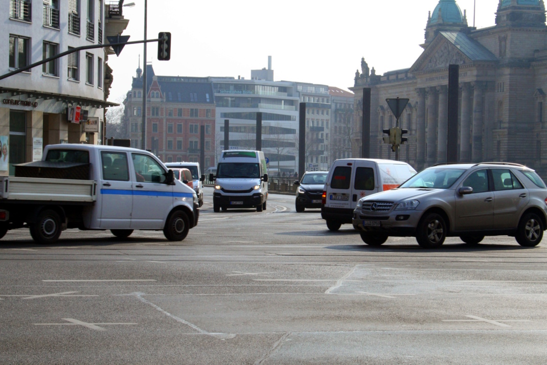 Szene an der Harkortstraße, Ecke Martin-Luther-Ring.