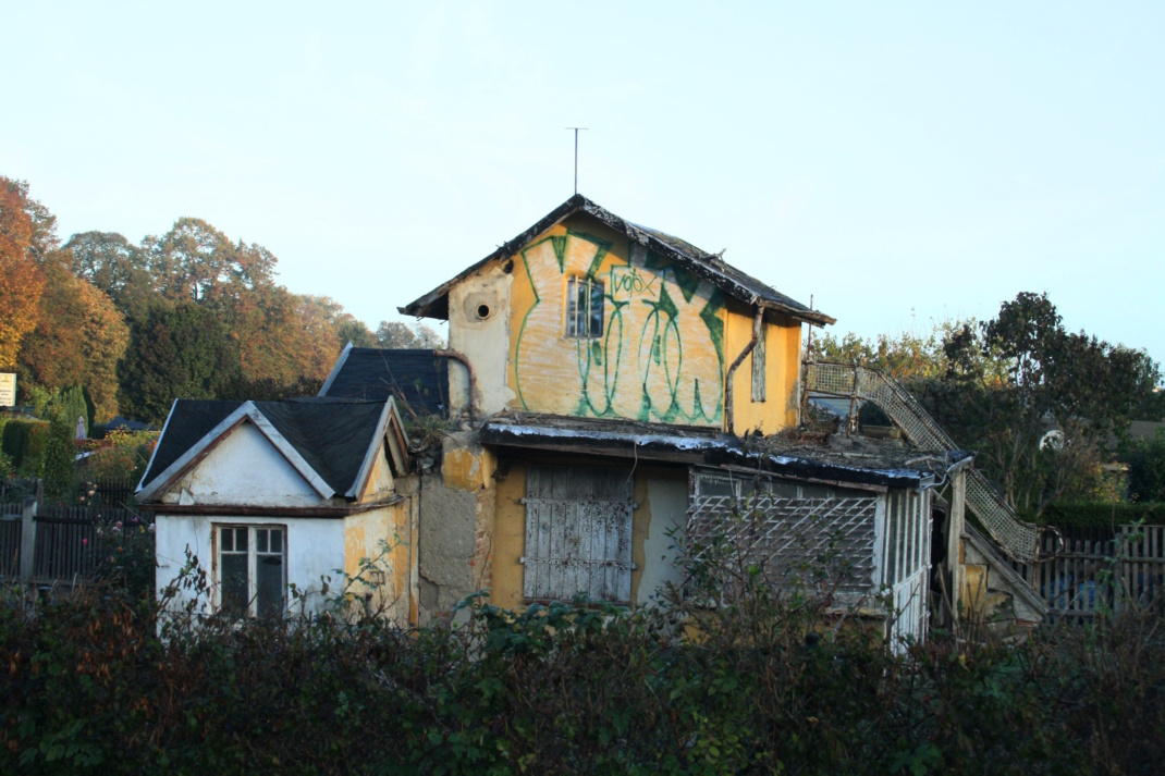 Aufnahme eines Hauses in der Landschaft.