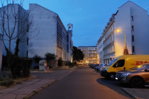 Die Husemannstraße mit der August-Bebel-Grundschule auf der linken Seite. Foto: LZ