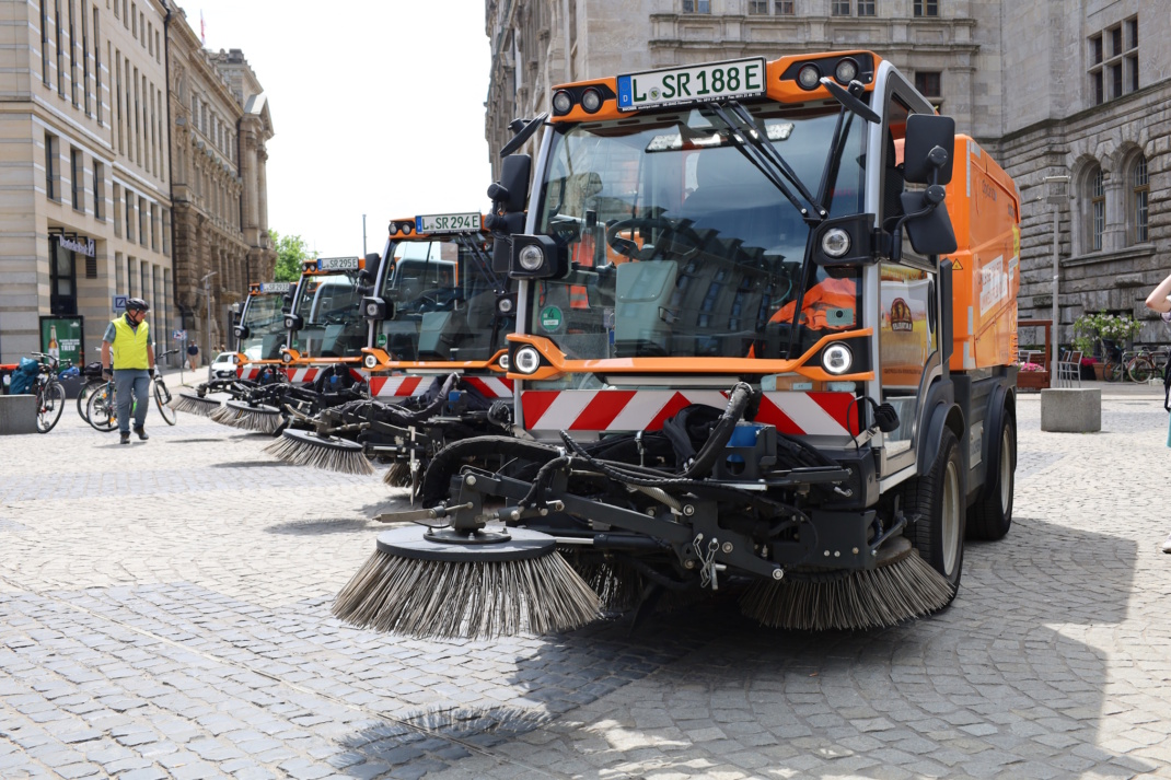 Kehrmaschinen auf dem Burgplatz.