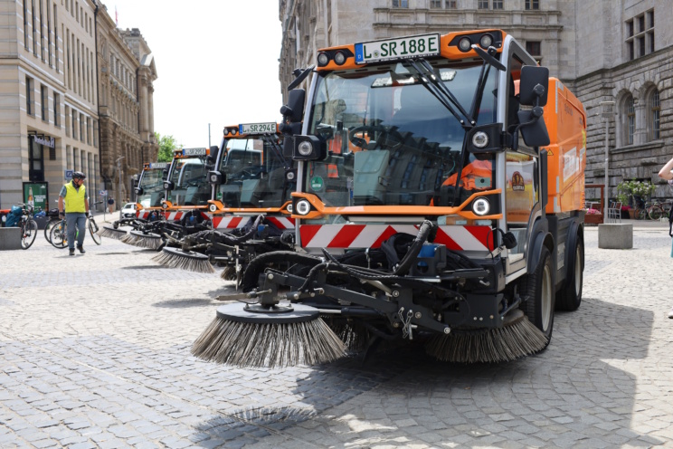 Kehrmaschinen auf dem Burgplatz.