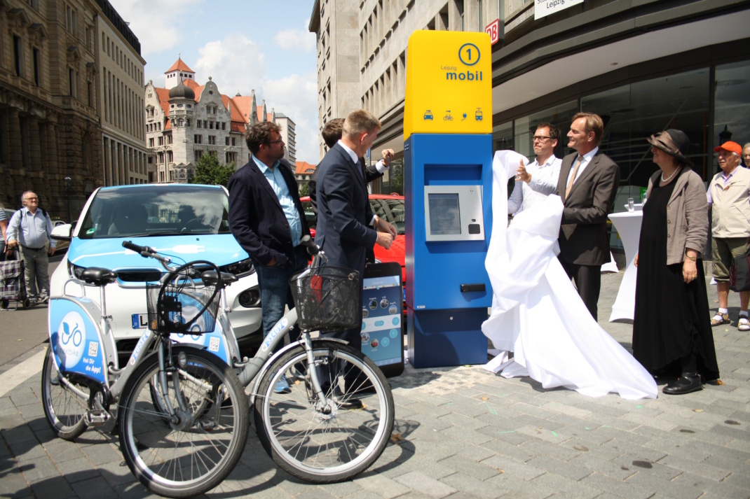 Mobilitätsstation und mehrere Personen.