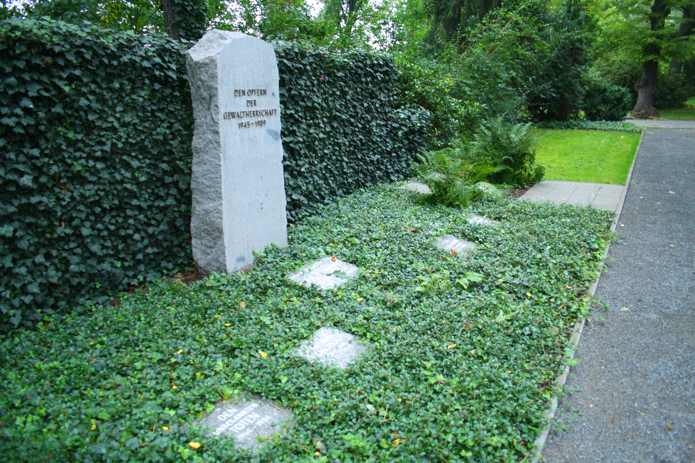 Die Gedenkanlage für die Opfer der Gewaltherrschaft 1945–1989 auf dem Südfriedhof. Foto: Ralf Julke