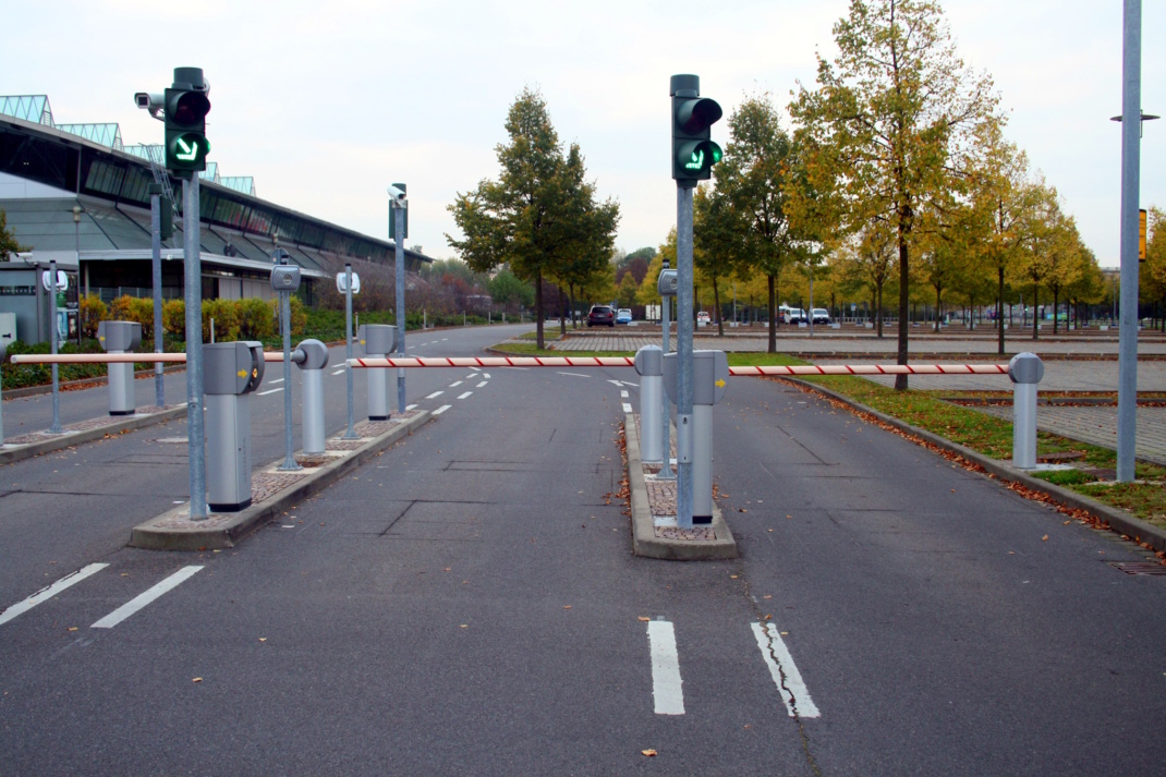 Abgesperrter Parkplatz mit Ampel.