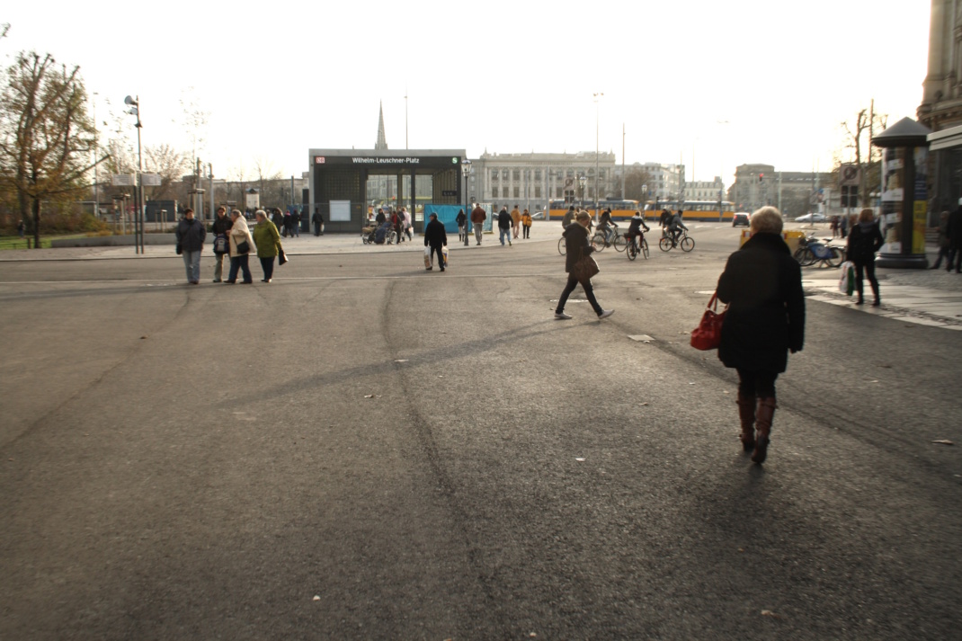 Straßenszene mit Menschen nahe dem kleinen Leuschnerplatz.