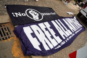 Banner mit der Aufschrift "Free all Antifas"