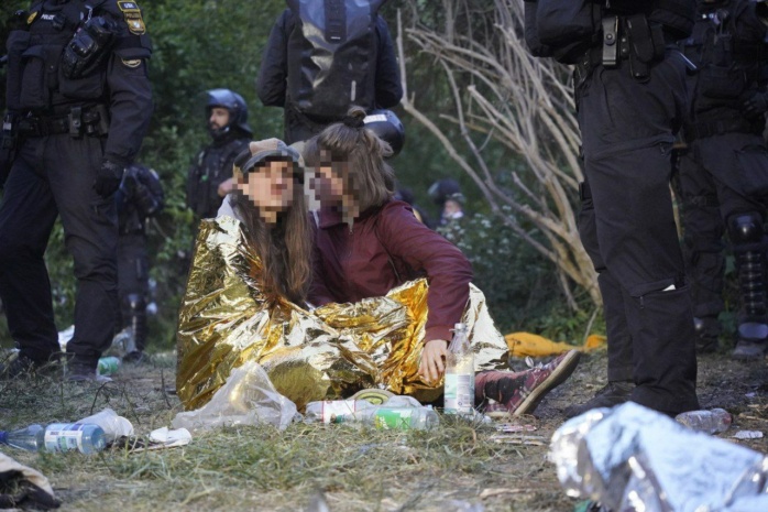 Rund zehn Stunden im Polizeikessel. Symbolbild vom Samstagabend. Foto: Tom Richter