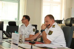 Polizeipräsident René Demmler (rechts) versucht sich an einer Erklärung, daneben Polizeisprecher Olaf Hoppe (links). Foto: LZ