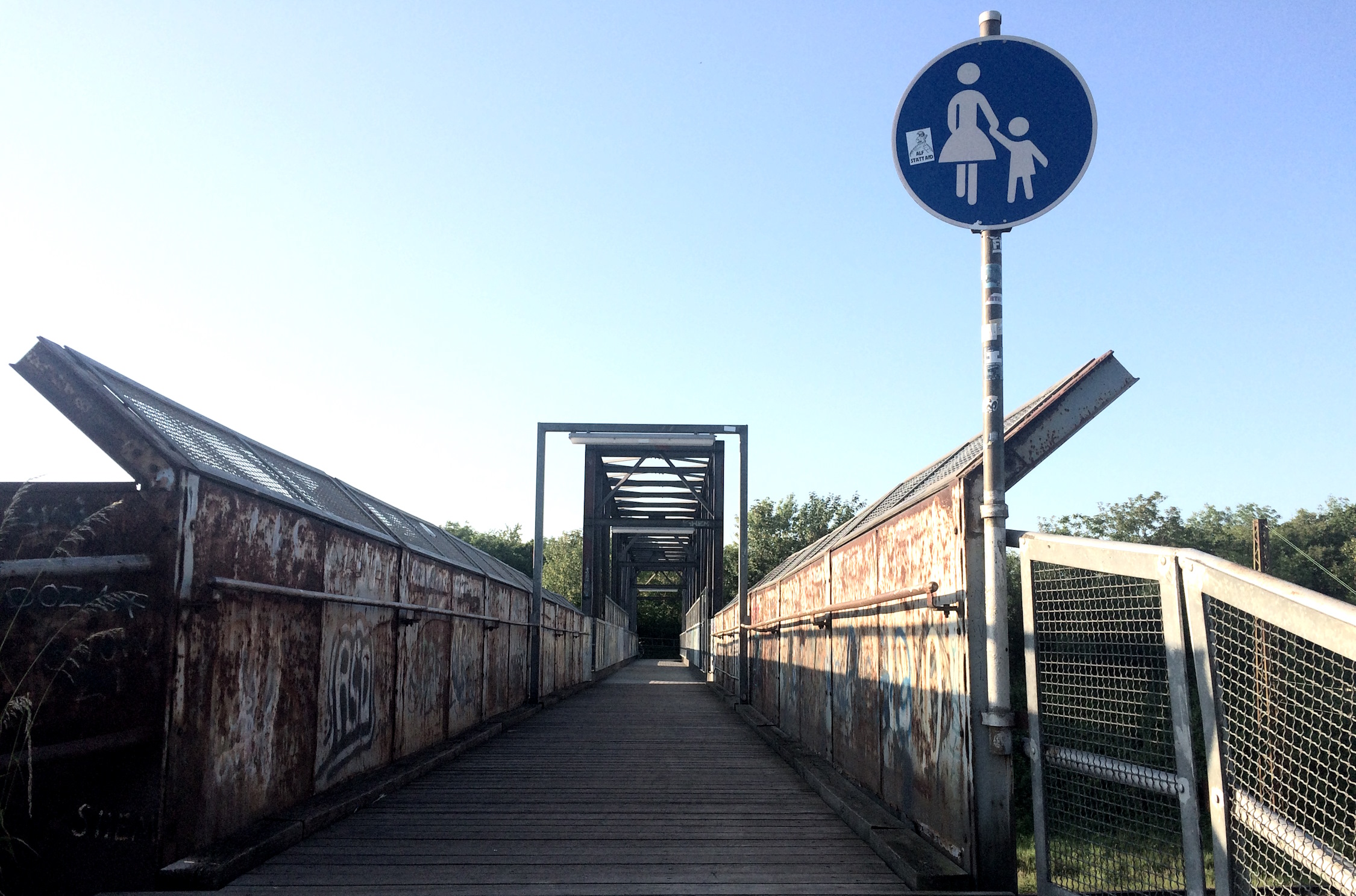 Die aktuell noch sehr schmale Sesenheimer Brücke. Foto: Ralf Julke