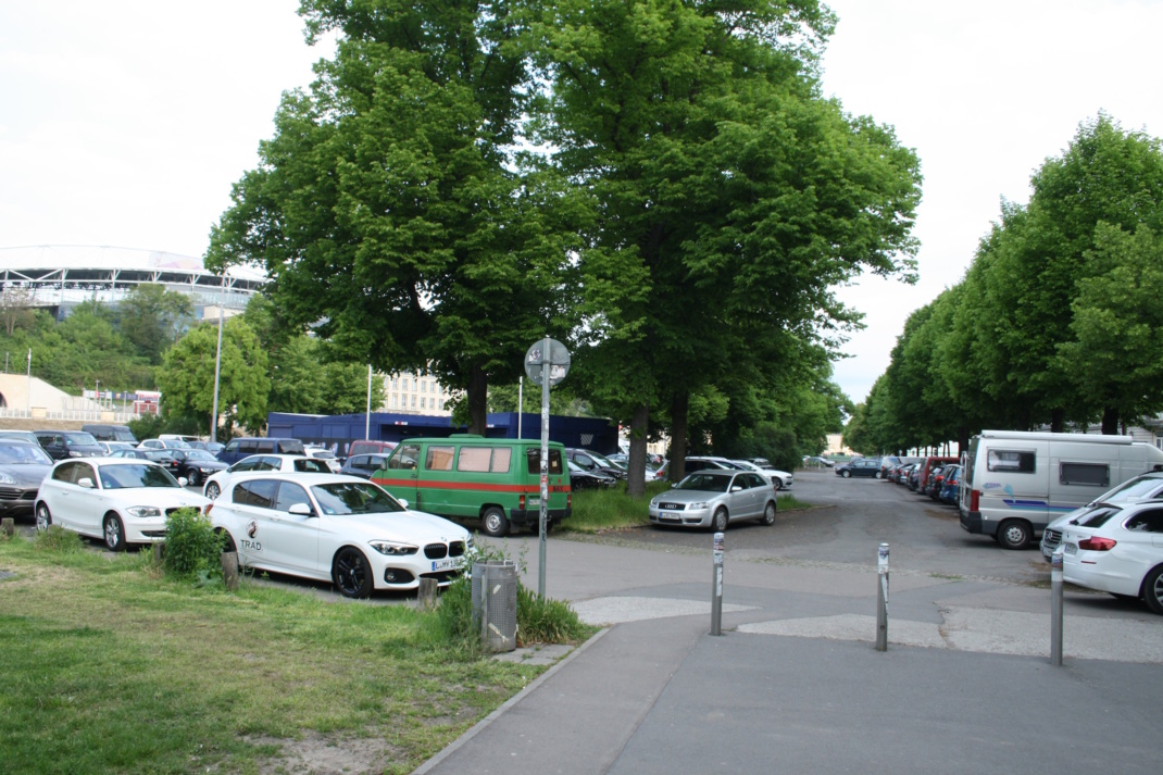 Autos auf dem Stadionvorplatz.