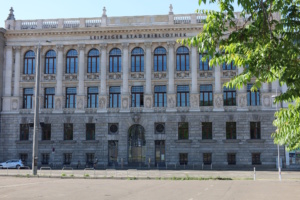 Gebäude der Stadtbibliothek mit Baumblättern rechts.