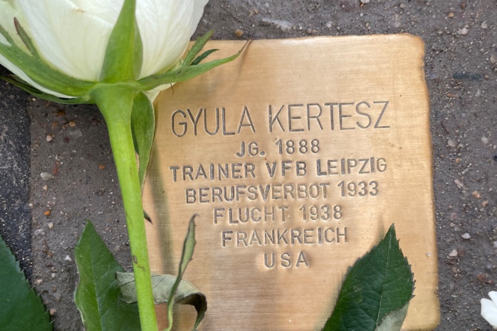 Auch am Bruno-Plache-Stadion wurde ein Stolperstein verlegt. Dies geschah zum Gedenken an den jüdischen Trainer der 1. Männermannschaft des damaligen VfB Leipzig, Gyula Kertész. Foto: 1. FC Lok Leipzig