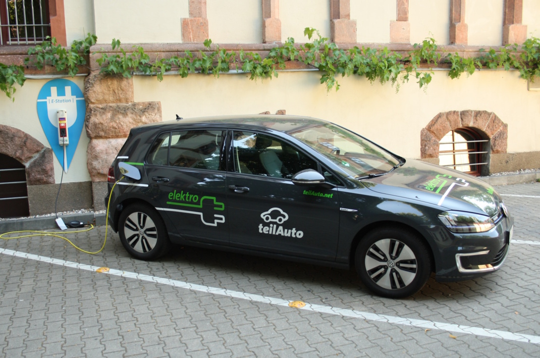 Geparktes E-Auto von Carsharing.