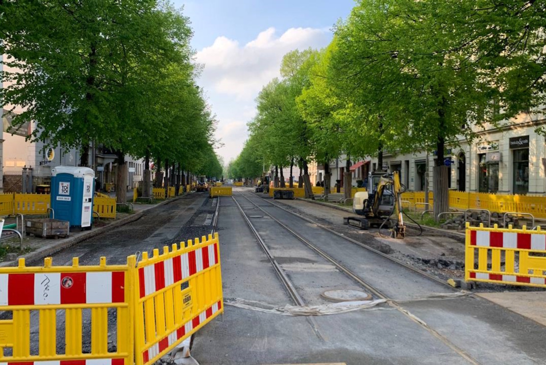 Baustellenabsperrung und Straßenabschnitt.