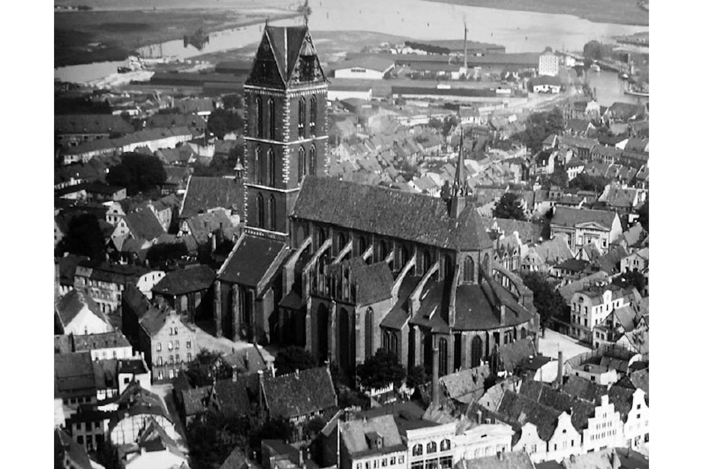 Marienkirche Wismar um 1930. Foto: Archiv Kirchgemeinde Wismar, CC0, https://commons.wikimedia.org/w/index.php?curid=132447427