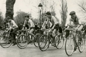 schwarz-weiß Fotografie von jungen Männern beim Radfahren auf Straße, Publikum im Hintergrund; Fotograf: Johannes Hänel, Inv.-Nr.: F 153aw