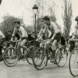schwarz-weiß Fotografie von jungen Männern beim Radfahren auf Straße, Publikum im Hintergrund; Fotograf: Johannes Hänel, Inv.-Nr.: F 153aw