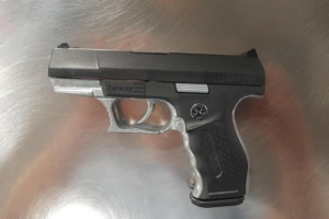 Bei der Kontrolle gefunden Pistole. Bild: Bundespolizei Leipzig