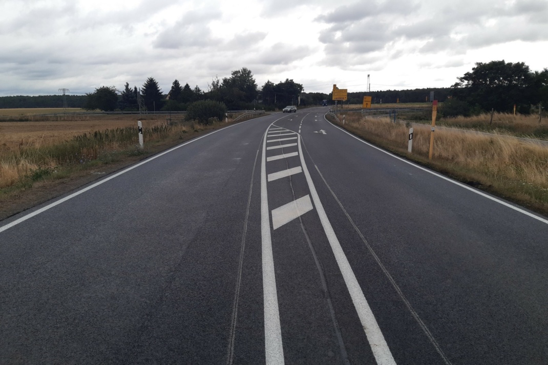 Fahrbahn erneuert: Auf der Bundesstraße 183 bei Graditz kann der Verkehr wieder rollen. Foto: Straßenbauamt