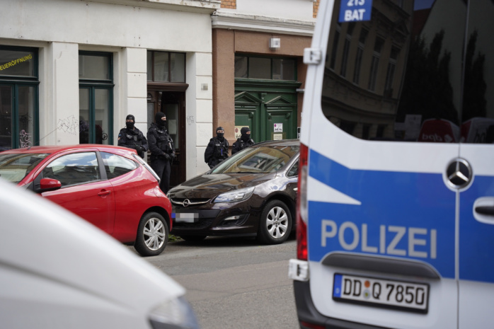 Beamte der Polizei, darunter Kräfte des LKA Sachsen, vor einem Haus in der Leipziger Brandstraße (Connewitz) bei einer Hausdurchsuchung wegen des Verdachts der Unterstützung einer kriminellen Vereinigung